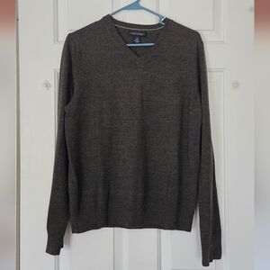 Banana Republic Men's V-Neck Sweater in Olive Green